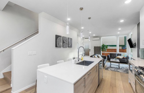 Leschi Apartment | Guest Rated 10/10: Red Maple Retreat with Spa & Breakfast