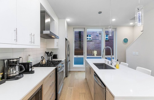 Leschi Apartment | Guest Rated 10/10: Red Maple Retreat with Spa & Breakfast