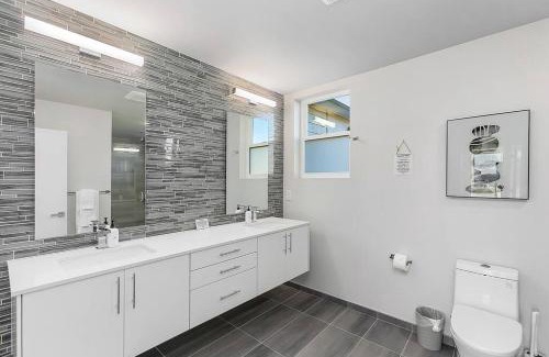 Leschi Apartment | Discover Red Maple Retreat in Leschi - Pet & Child Friendly