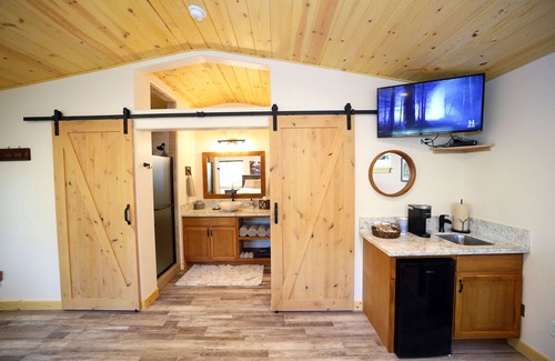 Three Rivers House | Discover Red Mountain Suite Near Sequoia National Park!