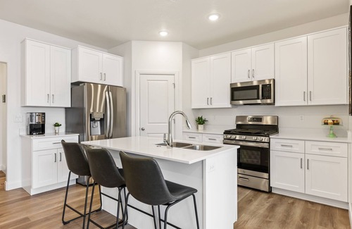 Ivins House | Experience Red Mountain Views with Pool and Spa Amenities