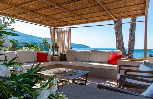 Procchio Villa | Oceanfront Red Mullet House with Family-Friendly Amenities
