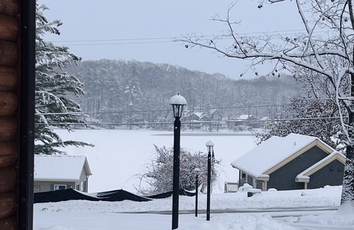 Lake George Cabin | Red Oak Cabin: Cozy Retreat with Ocean Views & Breakfast