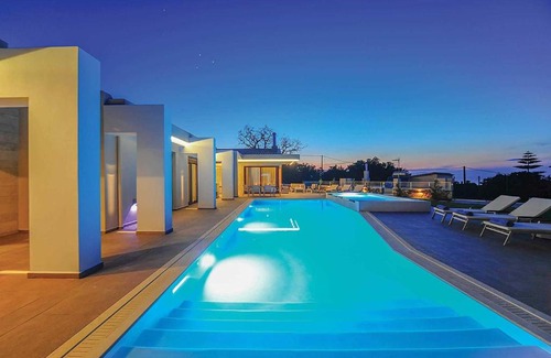 Atsipópoulon Villa | Indulge in Relaxation at Red Oak Tree Villa - Rated 10/10