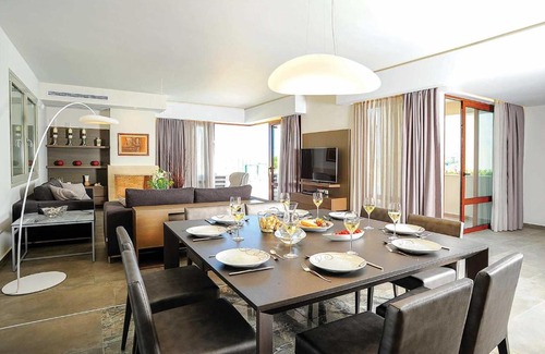 Atsipópoulon Villa | Indulge in Relaxation at Red Oak Tree Villa - Rated 10/10