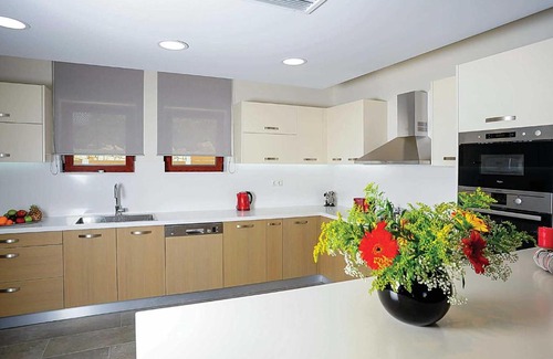 Atsipópoulon Villa | Indulge in Relaxation at Red Oak Tree Villa - Rated 10/10