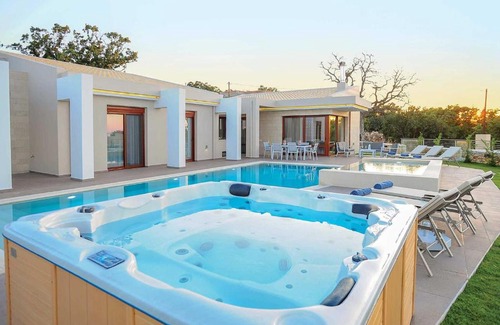 Atsipópoulon Villa | Indulge in Relaxation at Red Oak Tree Villa - Rated 10/10