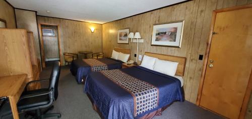 Catskill Hotel | Inviting Red Ranch Inn: Family-Friendly with Pool & Dining