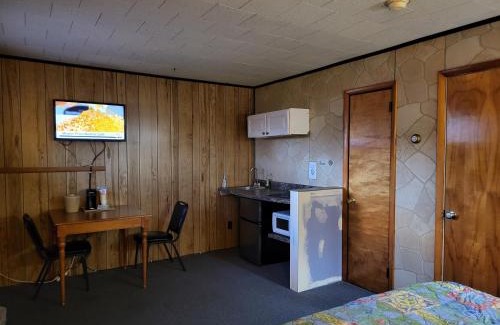 Catskill Hotel | Inviting Red Ranch Inn: Family-Friendly with Pool & Dining