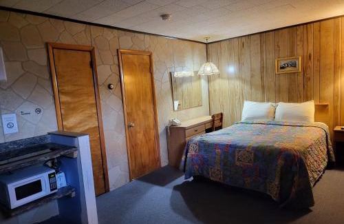 Catskill Hotel | Inviting Red Ranch Inn: Family-Friendly with Pool & Dining