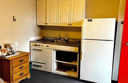 Redwater Hotel | Budget-Friendly Red Rest Motel with Breakfast & Kitchen