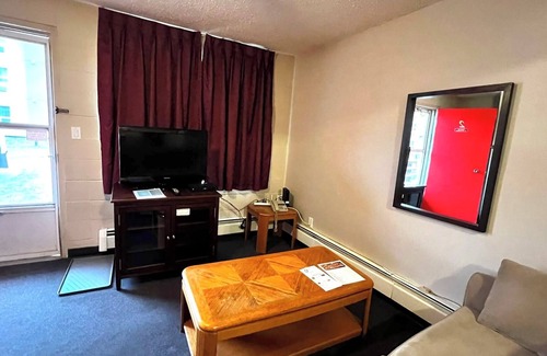 Redwater Hotel | Budget-Friendly Red Rest Motel with Breakfast & Kitchen