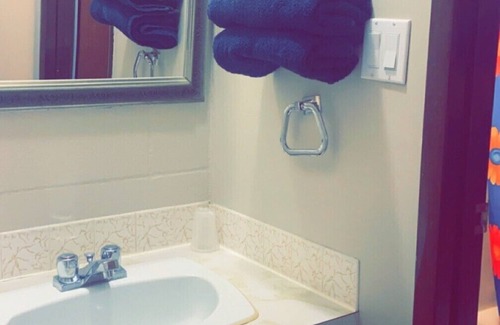 Redwater Hotel | Budget-Friendly Red Rest Motel with Breakfast & Kitchen