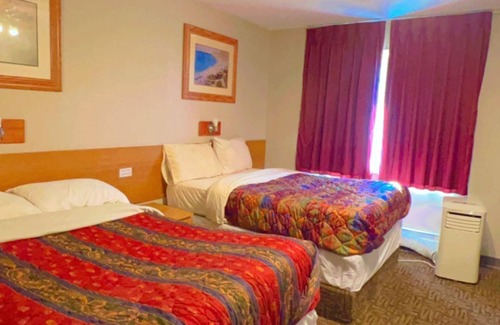 Redwater Hotel | Budget-Friendly Red Rest Motel with Breakfast & Kitchen