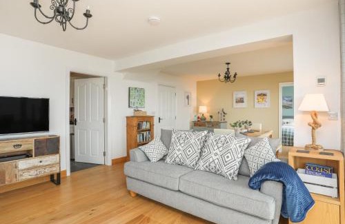 Llandanwg House | Experience Red Ridge: A Top-Rated 4-Star Retreat