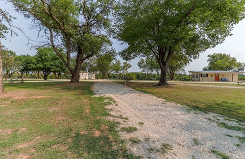 Albany House | Cozy Red River RV Lot B with Family-Friendly Pool Access