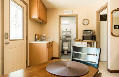 Manchaca House | Ideal Red Robin Casita: A Comforting Retreat with Breakfast