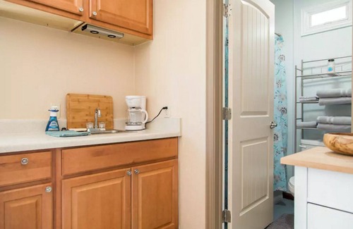 Manchaca House | Ideal Red Robin Casita: A Comforting Retreat with Breakfast