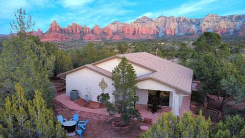 Sedona House | Experience the Red Rock Extravaganza with Spa & Breakfast