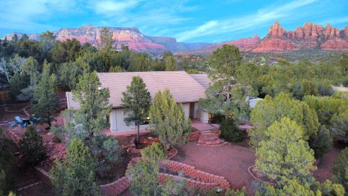 Sedona House | Experience the Red Rock Extravaganza with Spa & Breakfast