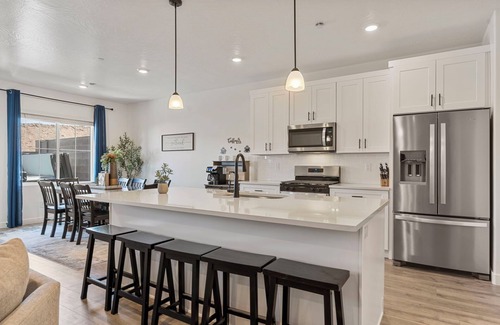 St. George House | Red Rock Trails: Dog Friendly + Private Hot Tub