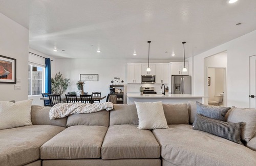 St. George House | Red Rock Trails: Dog Friendly + Private Hot Tub