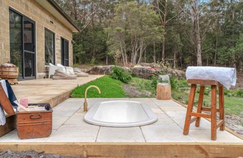 Browns Mountain House | Explore Red Rocks Mountain Retreat: Pet-Friendly Getaway