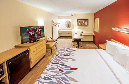 Newtonville Hotel | Convenient Red Roof Inn Albany Airport with Pet-Friendly Stay