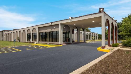 North Aurora Hotel | Pet-Friendly Red Roof Inn & Conference Center in Aurora