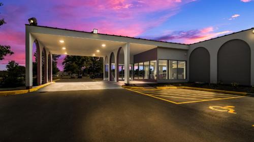 North Aurora Hotel | Pet-Friendly Red Roof Inn & Conference Center in Aurora