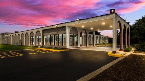 North Aurora Hotel | Pet-Friendly Red Roof Inn & Conference Center in Aurora