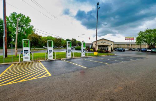 Herkimer Hotel | Inviting Red Roof Inn and Suites Herkimer with Pool & Ocean View