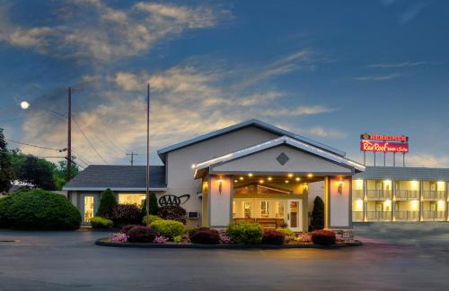 Herkimer Hotel | Inviting Red Roof Inn and Suites Herkimer with Pool & Ocean View