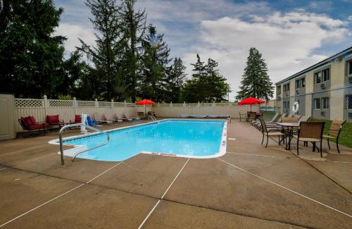 Herkimer Hotel | Inviting Red Roof Inn and Suites Herkimer with Pool & Ocean View