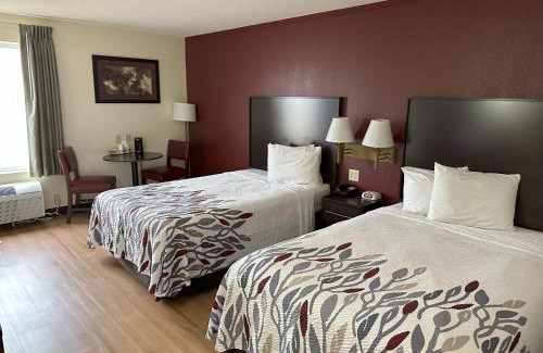 Clyde Hotel | Comfortable Stays at Red Roof Inn Clyde with Pool & Pets Welcome