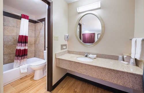 Grove City Hotel | Eco-Friendly Red Roof Inn in Columbus with Pool & Breakfast