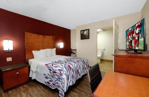 Columbus Hotel | Pet-Friendly Retreat at Red Roof Inn Columbus, MS