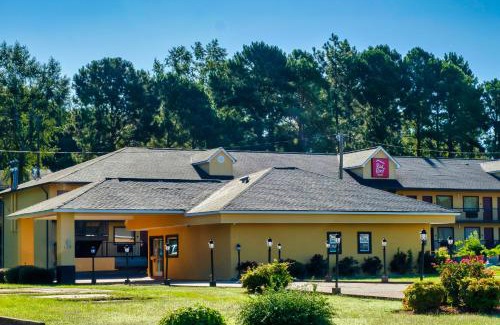 Columbus Hotel | Pet-Friendly Retreat at Red Roof Inn Columbus, MS