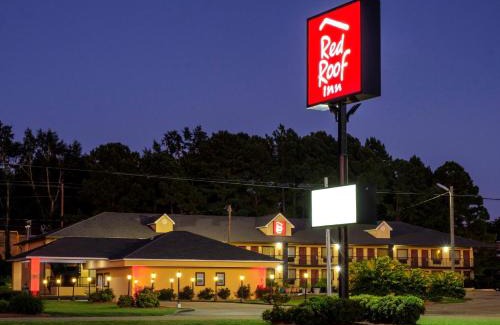 Columbus Hotel | Pet-Friendly Retreat at Red Roof Inn Columbus, MS
