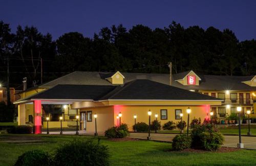 Columbus Hotel | Pet-Friendly Retreat at Red Roof Inn Columbus, MS