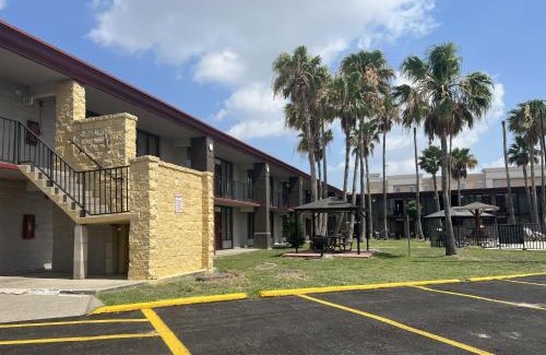 Central City Hotel | Pet-Friendly Getaway at Red Roof Inn Corpus Christi North