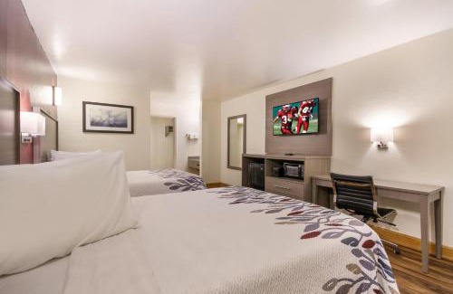 Crestview Hotel | Pet-Friendly Retreat at Red Roof Inn Crestview