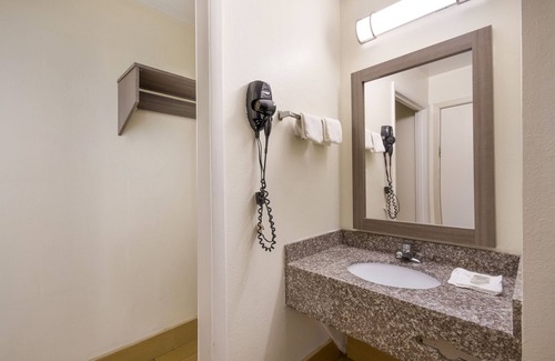 Crestview Hotel | Comfortable Stay at Red Roof Inn Crestview, Ideal for Families