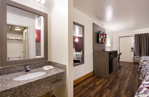 Crestview Hotel | Comfortable Stay at Red Roof Inn Crestview, Ideal for Families