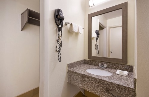 Crestview Hotel | Comfortable Stay at Red Roof Inn Crestview, Ideal for Families