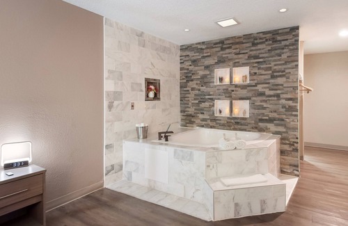 Dahlgren Hotel | Cozy Red Roof Inn Dahlgren Near Naval Base with Pool & Spa