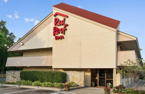 Roseville Hotel | Pet Friendly Retreat at Red Roof Inn Detroit - Roseville
