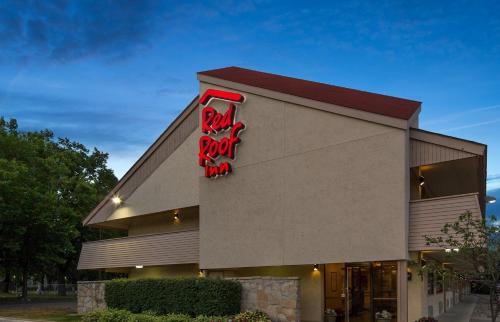 Roseville Hotel | Pet Friendly Retreat at Red Roof Inn Detroit - Roseville