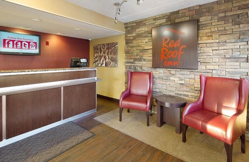Roseville Hotel | Pet Friendly Retreat at Red Roof Inn Detroit - Roseville