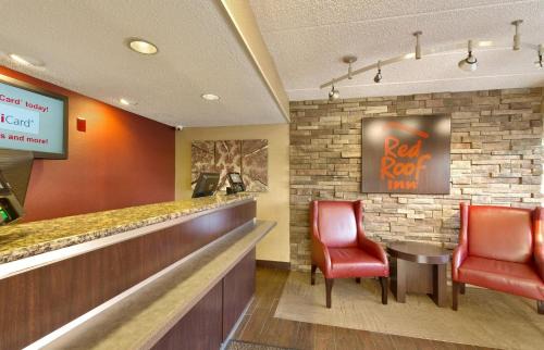 Roseville Hotel | Pet Friendly Retreat at Red Roof Inn Detroit - Roseville